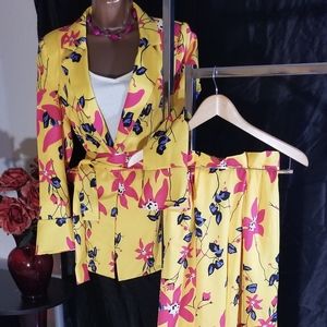 L'ATISTE BY AMY. VIBRANT FLORAL PANT SUIT, SIZE MEDIUM, NEW W/TAGS